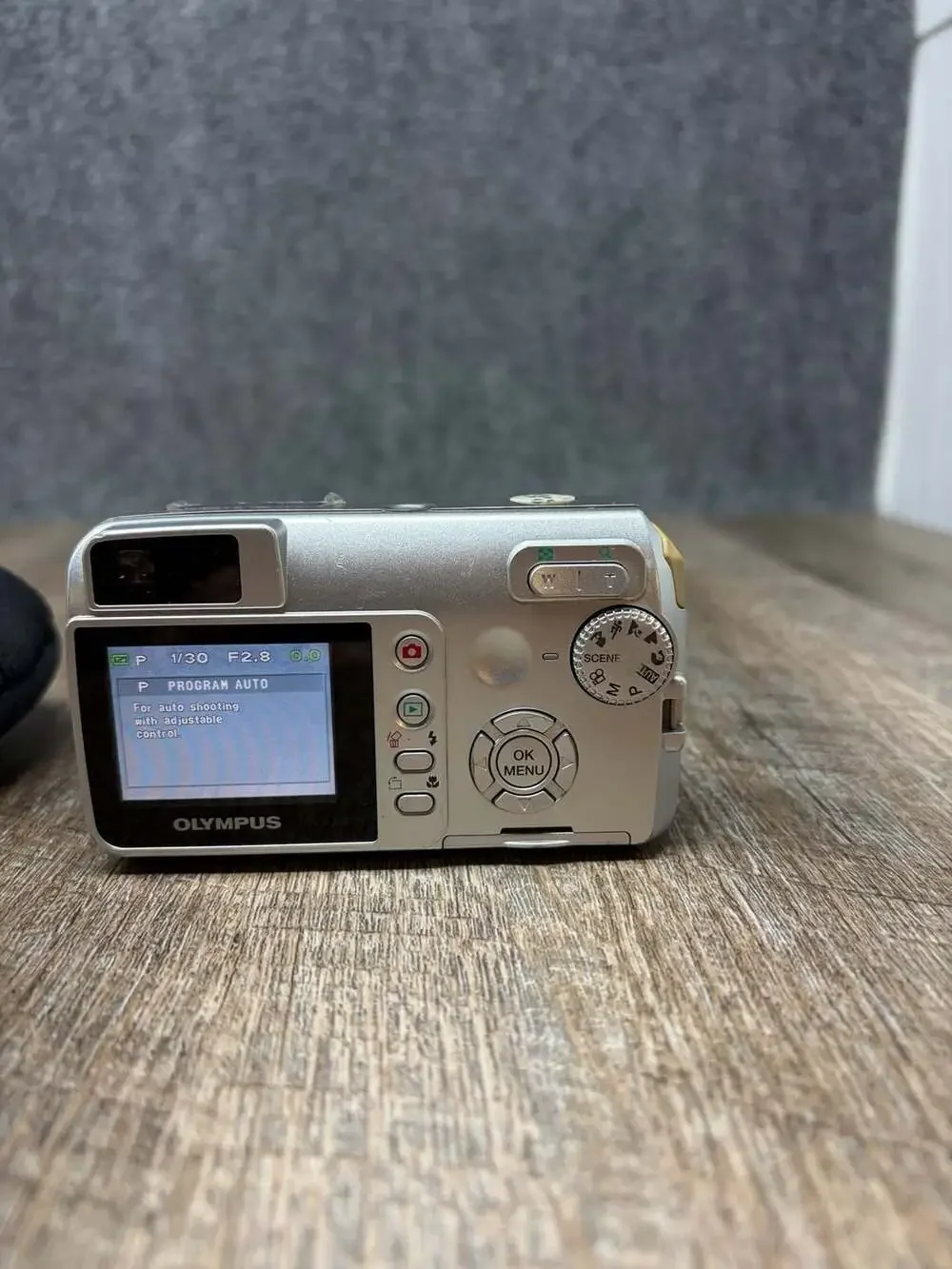 Olympus Camedia D-595 Zoom Digital Camera 5.0 MP 3X Optical Zoom - Tested